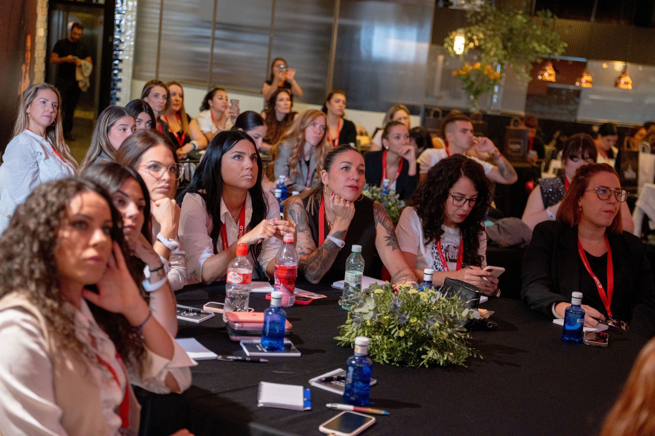 Asistentes siguiendo una ponencia durante una jornada formativa de New Generation.