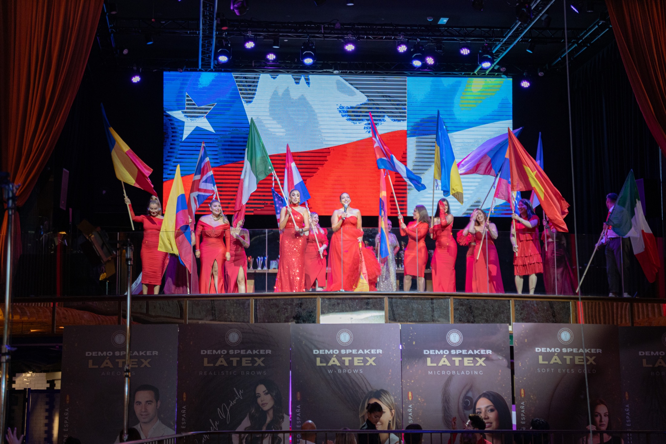 Escenario internacional de New Generation con speakers y banderas.