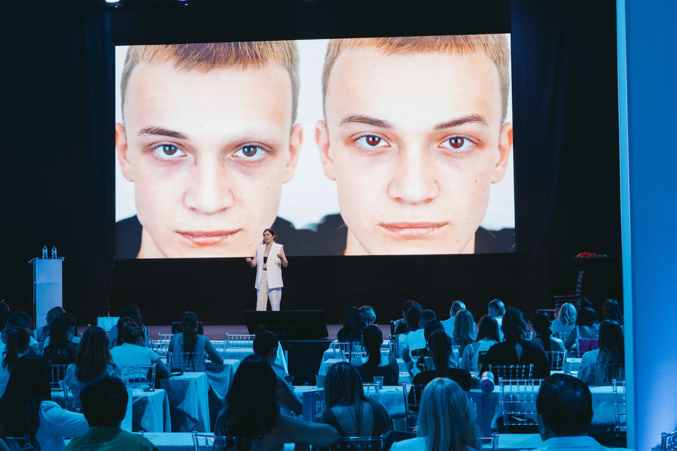 Congreso PMU de New Generation en escenario principal.